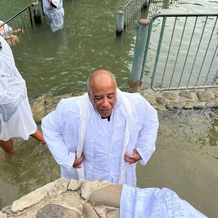 Pr Marcus Gregório leva Jaleco com Pedidos de oração e mergulha 7 vezes no Rio Jordão em Israel